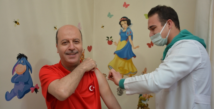 Başkan Bozkurt Covid-19 Aşısının İlk Dozunu Yaptırdı.