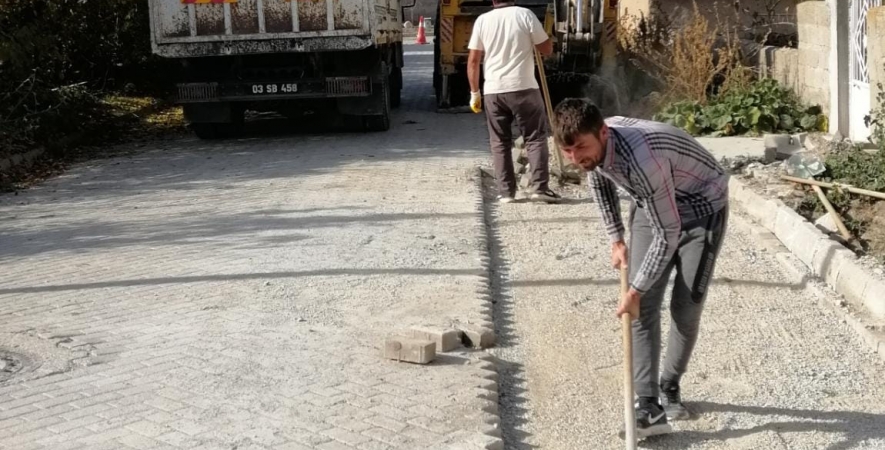 Şuhut Belediyesinden Yoğun Mesai Bozuk Kilit Parke Taşlar Tamir Edildi.