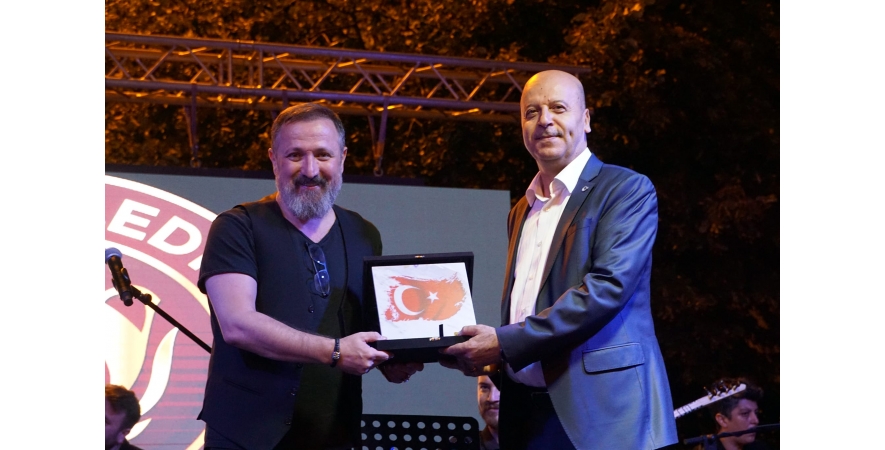 Şuhut Belediyesi 15. Zafer Haftası Kültür ve Sanat Etkinlikleri Programımızın 2. Gününde Meydanımızı Doldurup Taşıran Binlerce Hemşehrimiz İle Birlikte Talha Bora Öge'yi Şuhut'ta Ağırladık.