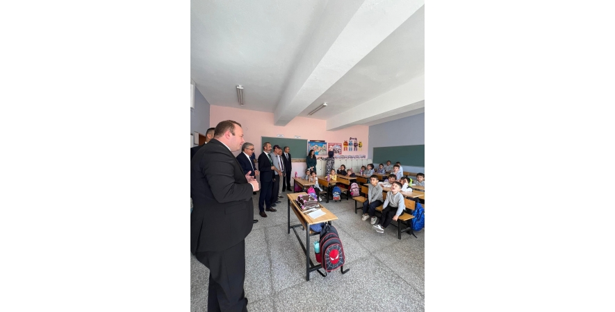 Kaymakam İzzet Cem Eser ve Başkan Muhittin Özaşkın Cumhuriyet İlkokulu'nda İlköğretim Haftası Programına Katıldı