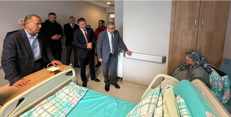 BAŞKAN ÖZAŞKIN, KAZADA YARALANAN VATANDAŞLARIMIZI HASTANEDE ZİYARET ETTİ
