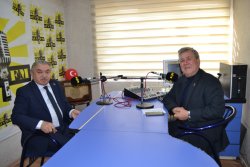 BAŞKAN ÖZAŞKIN GÜN FM’DE GAZETECİ İSMAİL AKAR’IN KONUĞU OLDU