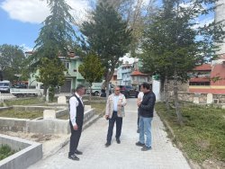 BELEDİYE EKİPLERİMİZDEN ASRİ MEZARLIKTA BAYRAM TEMİZLİĞİ