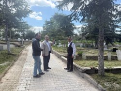 BELEDİYE EKİPLERİMİZDEN ASRİ MEZARLIKTA BAYRAM TEMİZLİĞİ