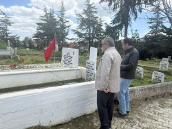 BELEDİYE EKİPLERİMİZDEN ASRİ MEZARLIKTA BAYRAM TEMİZLİĞİ