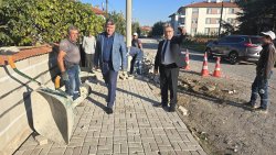 BAŞKAN ÖZAŞKIN, PARKE TAŞI ÇALIŞMALARINI İNCELEDİ