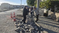 BAŞKAN ÖZAŞKIN, PARKE TAŞI ÇALIŞMALARINI İNCELEDİ