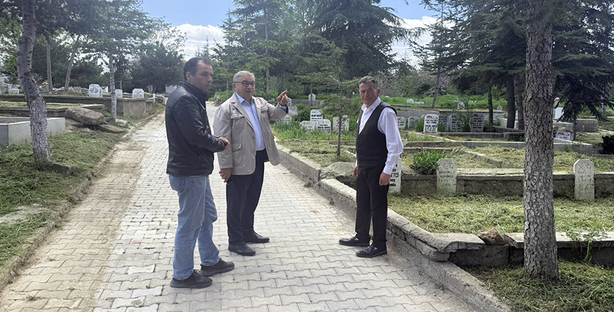 BELEDİYE EKİPLERİMİZDEN ASRİ MEZARLIKTA BAYRAM TEMİZLİĞİ